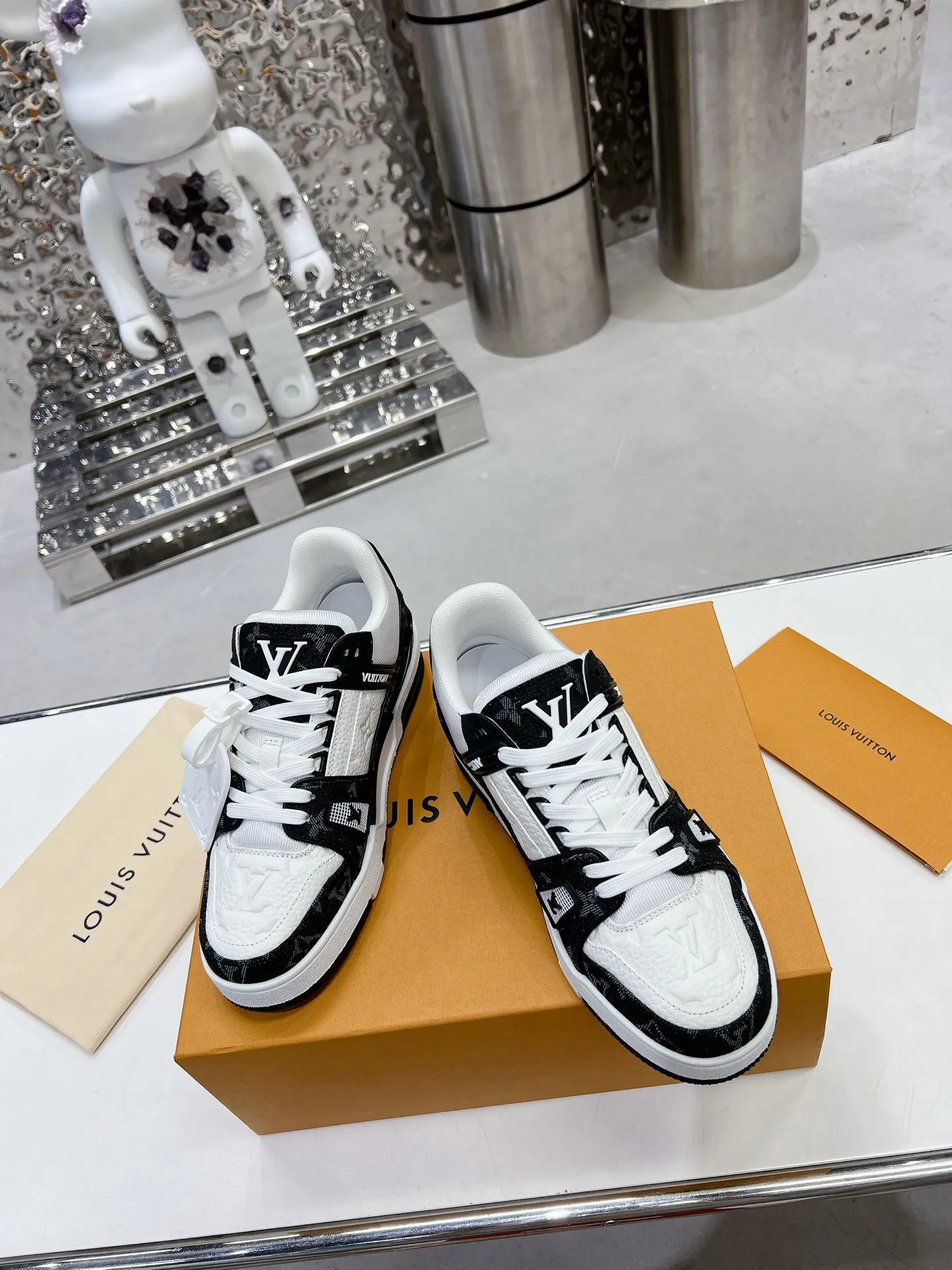 👟👟Ex-factory price 840👟👟 LV top version 2023 new model. Purchasing quality LV~Louis Vuitton Lv TRAINER's best-looking sneakers, Donkey Brand strongly recommends new products, official website limited edition retro basketball sneakers! Both high-cut and low-cut products cost money to purchase an accurate 1:1 replica of the original version. The details are invincible and full of sincerity. The imported and customized original cowhide leather is the same as the original version. The details are 100% restored. The private model customizes the original one-piece T👟👟 ex-factory price U outsole. It is different from other brands. Without the original version, this effect cannot be achieved!    Men's and women's models 35-40 39-45 (45 and 46 are customized and cannot be returned or exchanged)